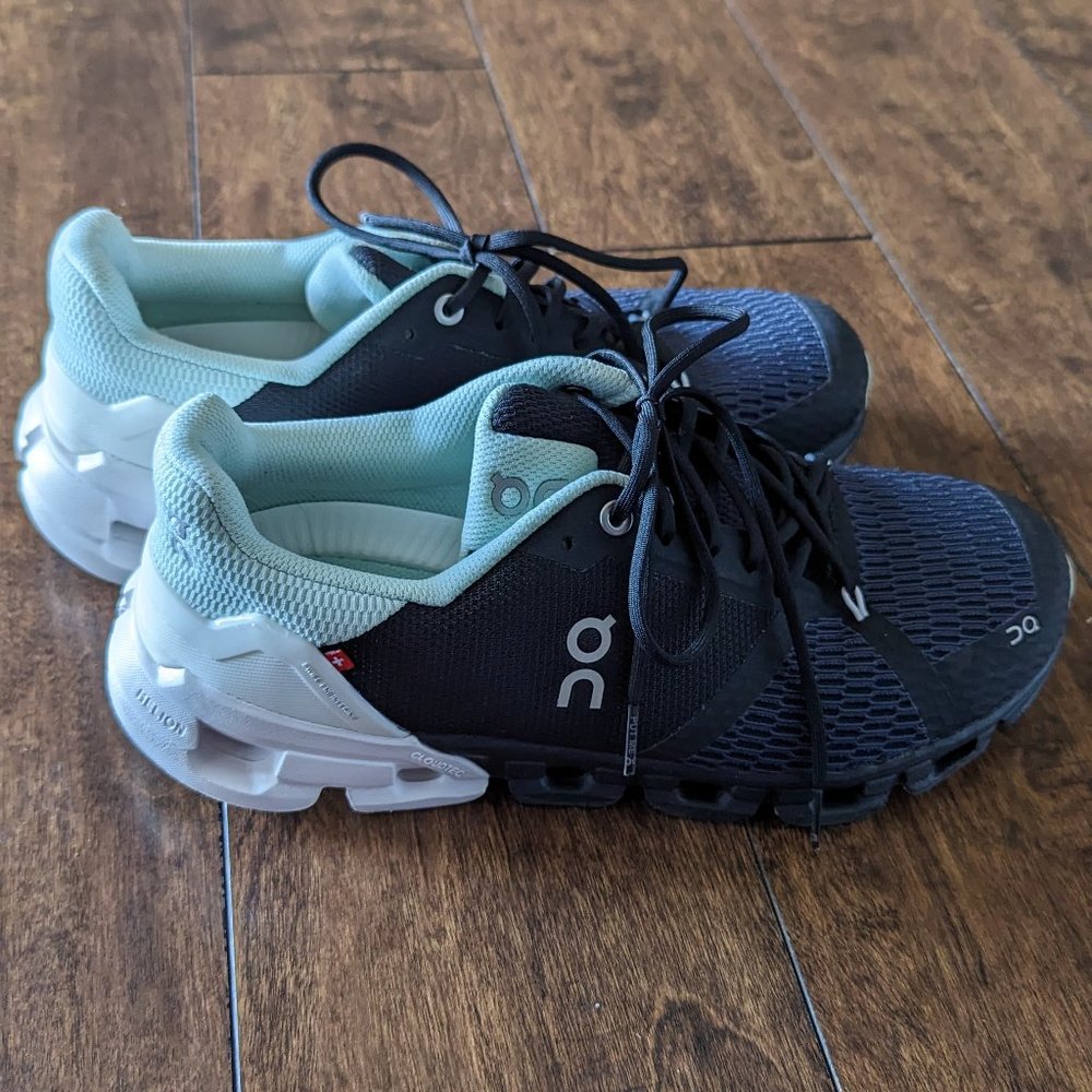 On Cloudflyer women sz 8.5